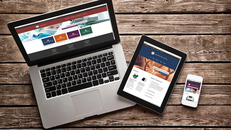 Mobil uyumlu web tasarım — laptop, tablet ve telefonda görüntülenen responsive web sitesi