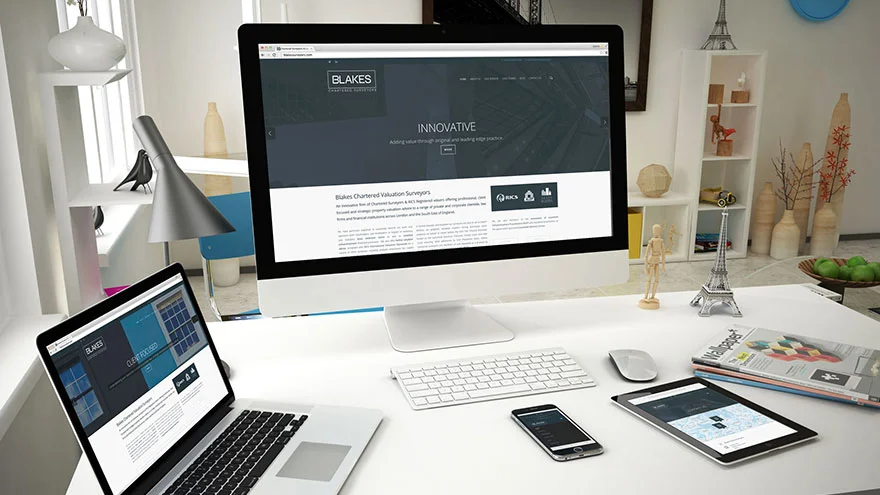 Kurumsal web sitesi tasarımının masaüstü, dizüstü, tablet ve telefon ekranlarındaki görünümü